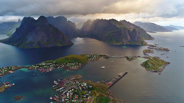 Lofoten (Norway / Arctic Circle) – an incredibly beautiful archipelago filmed from a drone.